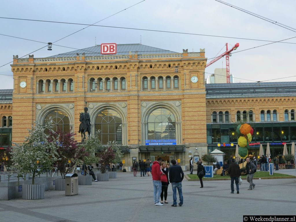 Dit is het plein voor het centraal station van Hannover. Bij het toeristenbureau aan het plein begint de rode lijn op straat langs de bezienswaardigheden van de binnenstad.